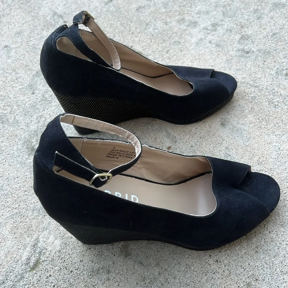 Torrid Women's Black Faux Suede Gold Stud Ankle Strap Peep Toe Wedge Heel Size 9